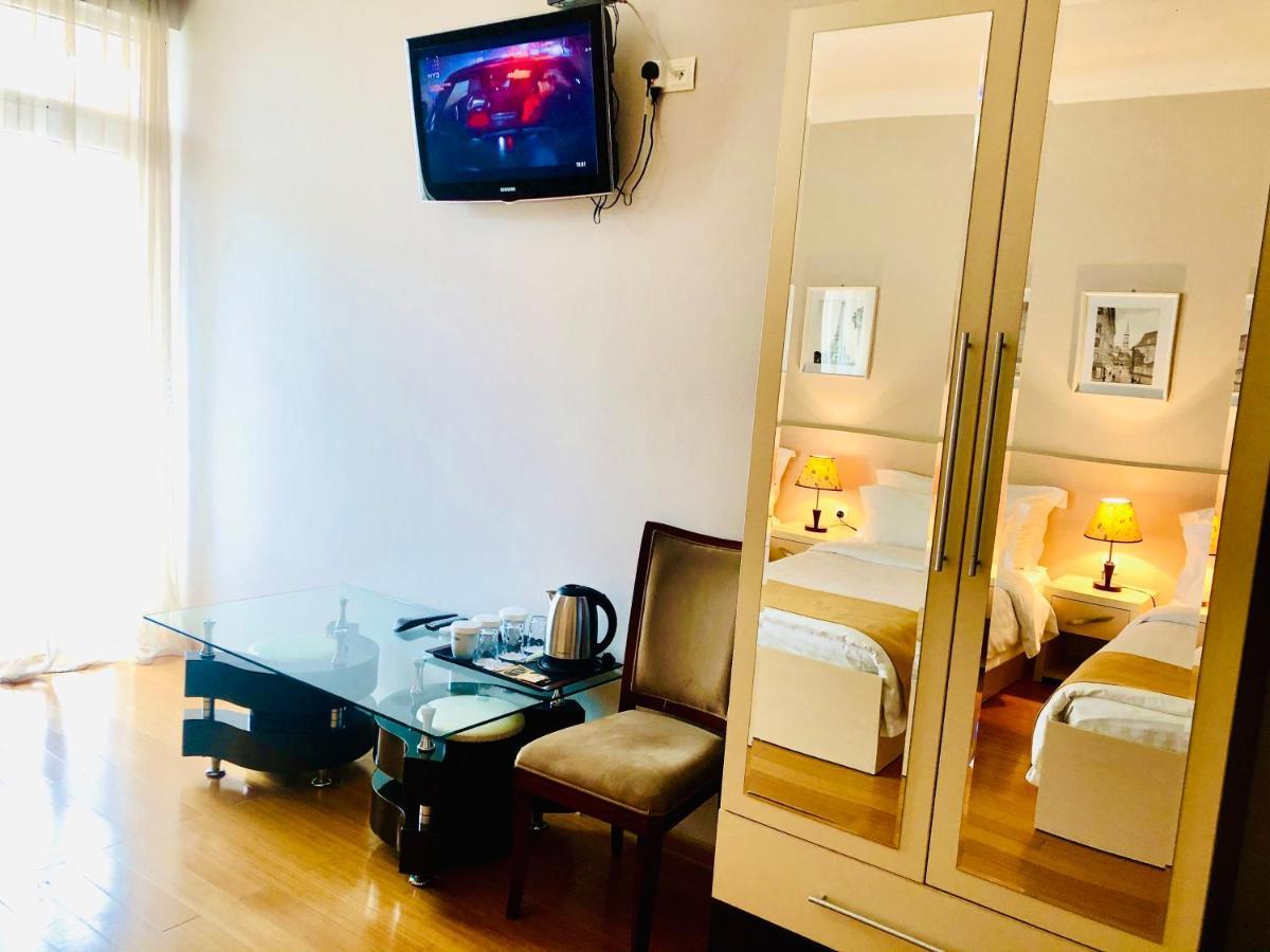Hotel Aisi Батуми Екстериор снимка