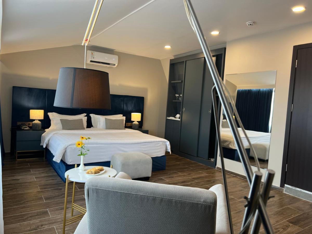 Hotel Aisi Батуми Екстериор снимка