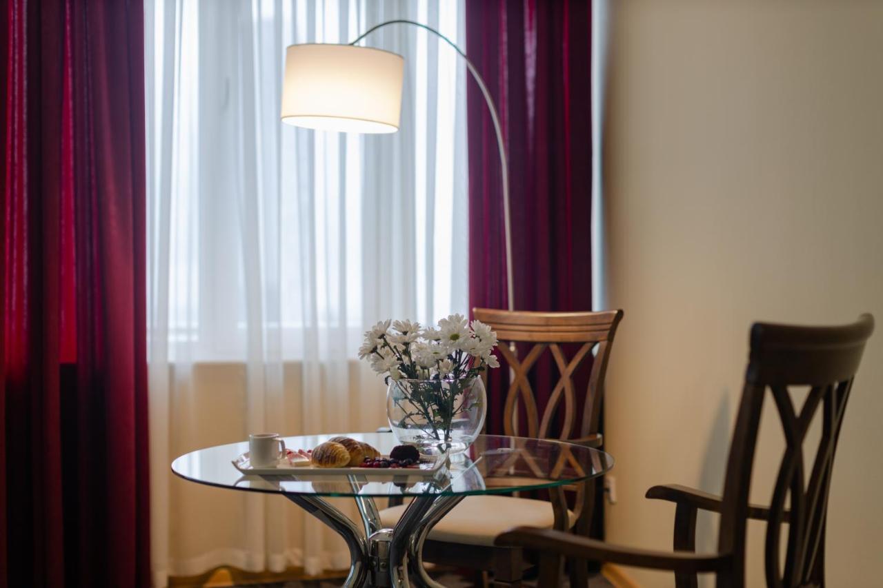 Hotel Aisi Батуми Екстериор снимка