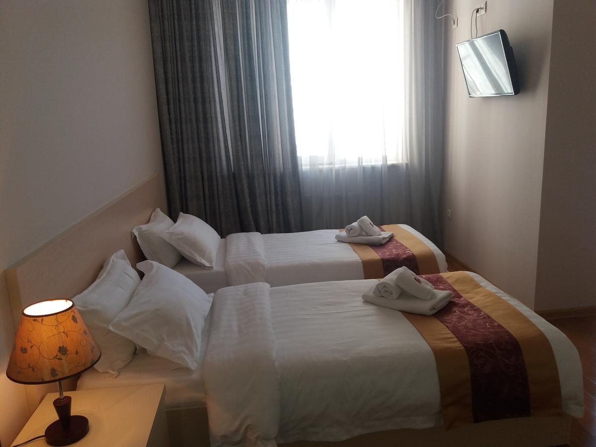 Hotel Aisi Батуми Екстериор снимка