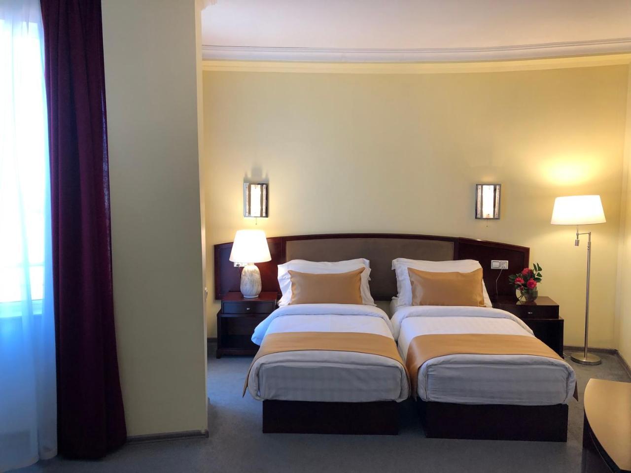 Hotel Aisi Батуми Екстериор снимка