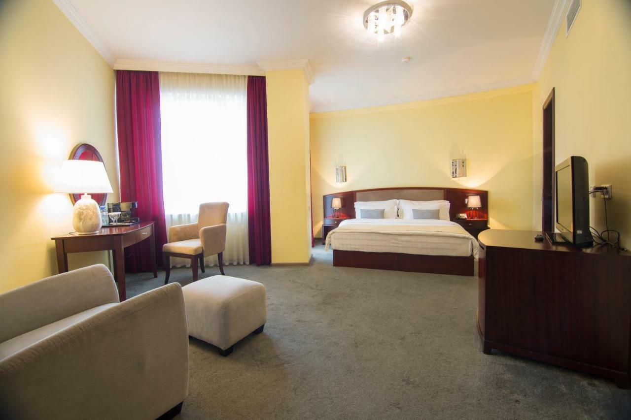 Hotel Aisi Батуми Екстериор снимка
