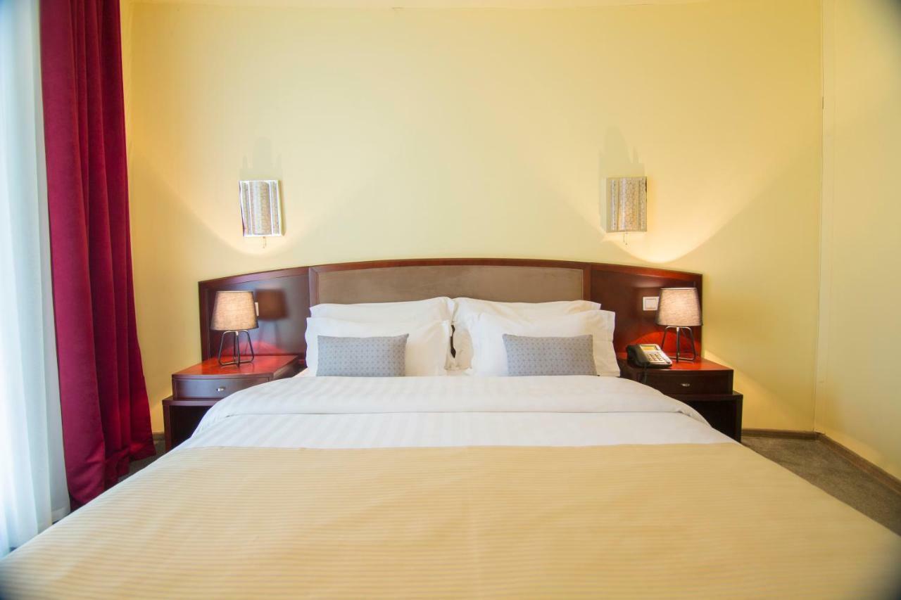 Hotel Aisi Батуми Екстериор снимка