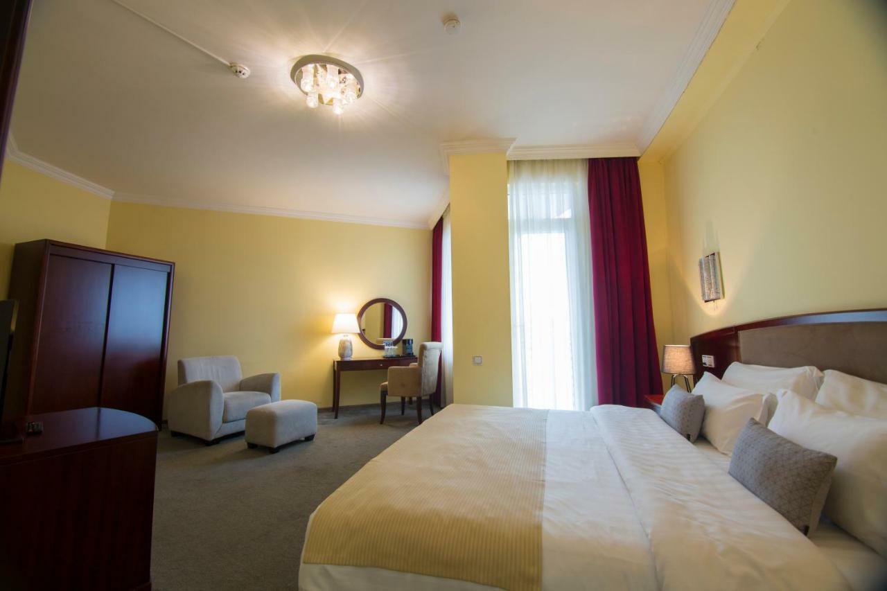 Hotel Aisi Батуми Екстериор снимка